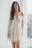 Vestido blanco de encaje con hombros descubiertos y mangas largas