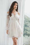 Vestido blanco de encaje con hombros descubiertos y mangas largas