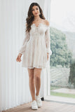 Vestido blanco de encaje con hombros descubiertos y mangas largas