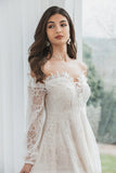 Vestido blanco de encaje con hombros descubiertos y mangas largas