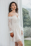 Vestido blanco de encaje con hombros descubiertos y mangas largas