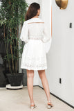 Vestido corto de graduación blanco de lunares de línea A con mangas