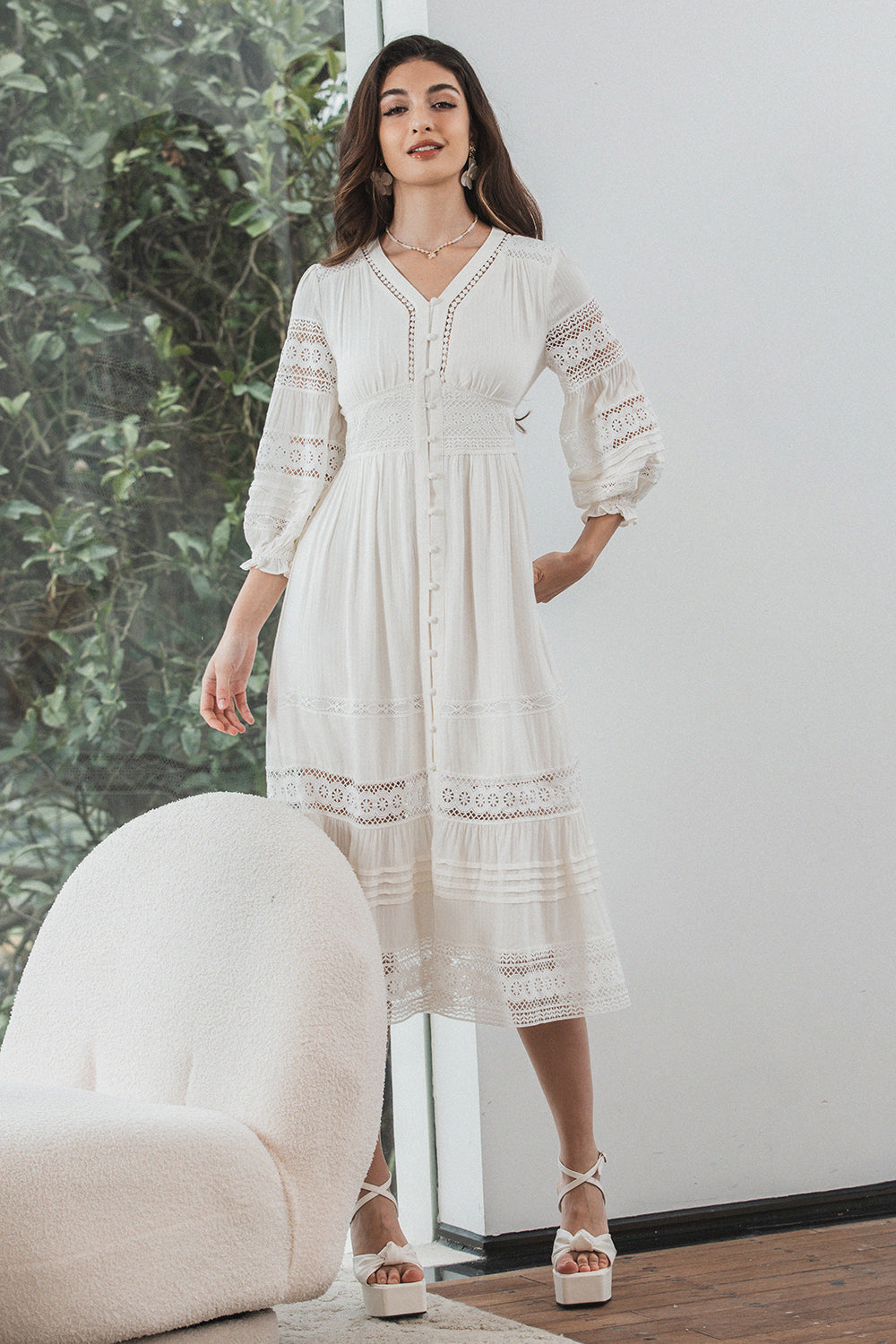Vestido blanco de encaje largo con mangas largas