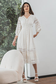 Vestido blanco de encaje largo con mangas largas