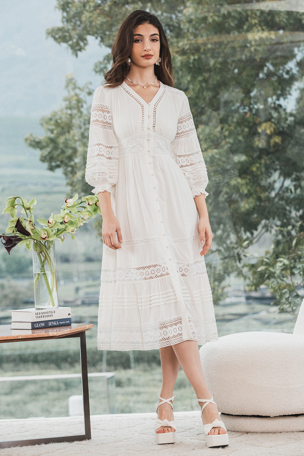 Vestido blanco de encaje largo con mangas largas