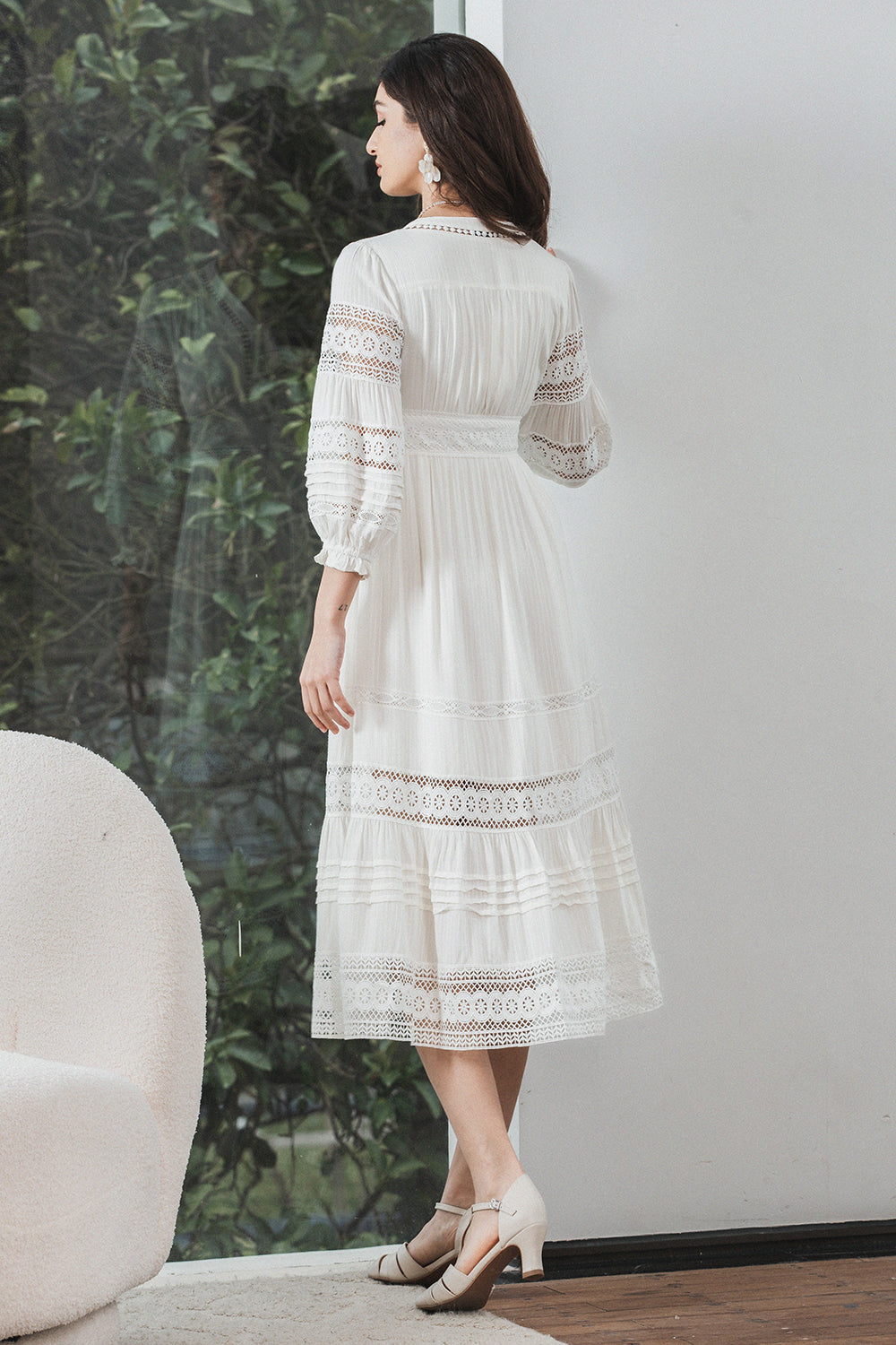 Vestido blanco de encaje largo con mangas largas
