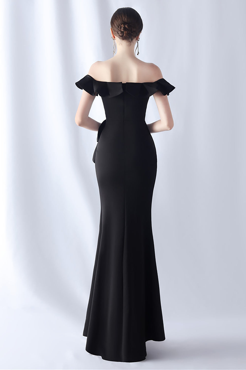 Vestido formal largo de sirena burdeos con hombros descubiertos y volantes