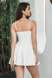 Vestido corto de graduación blanco con tirantes de espagueti de línea A