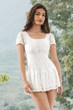 Vestido corto de graduación de encaje blanco de una línea