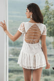 Vestido corto de graduación de encaje blanco de una línea