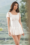 Vestido corto de graduación de encaje blanco de una línea