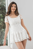 Vestido corto de graduación de encaje blanco de una línea