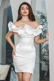 Vestido corto de graduación blanco ajustado con hombros descubiertos