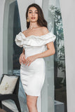 Vestido corto de graduación blanco ajustado con hombros descubiertos