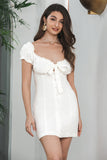 Vaina Vestido blanco con cordones de botonadura sencilla y mangas abullonadas