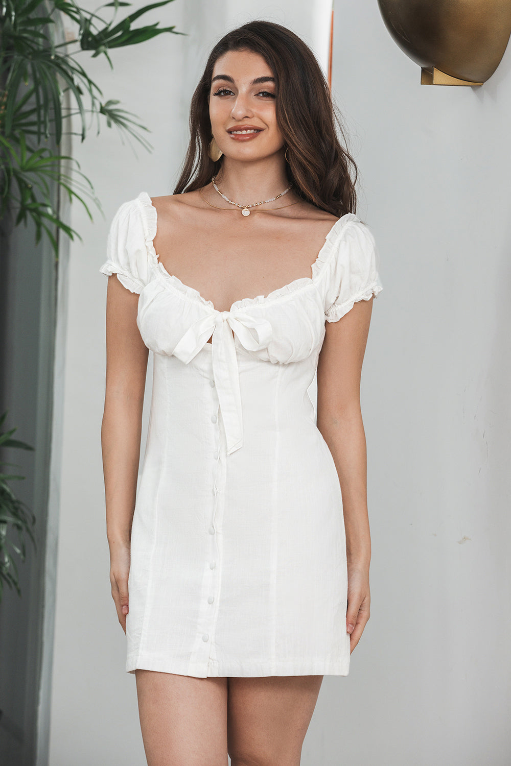 Vaina Vestido blanco con cordones de botonadura sencilla y mangas abullonadas
