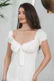 Vaina Vestido blanco con cordones de botonadura sencilla y mangas abullonadas