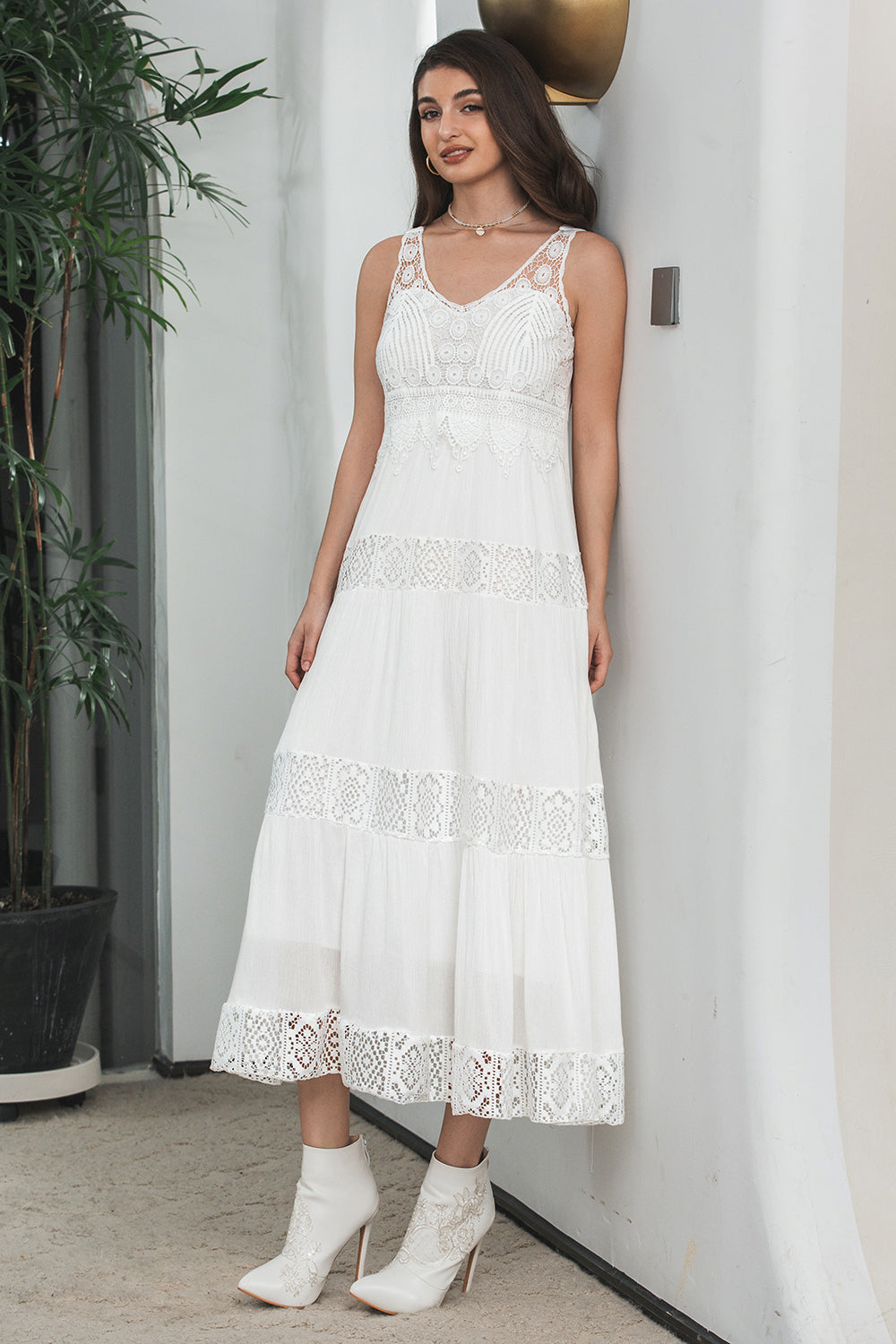 Vestido de vacaciones de playa boho blanco sin mangas de encaje simple hasta el té