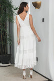 Vestido de vacaciones de playa boho blanco sin mangas de encaje simple hasta el té