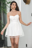 Vestido corto de graduación blanco con tirantes de espagueti de línea A