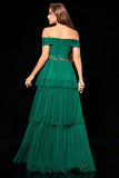 Vestido de fiesta escalonado verde oscuro con hombros descubiertos y volantes
