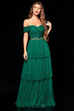 Vestido de fiesta escalonado verde oscuro con hombros descubiertos y volantes