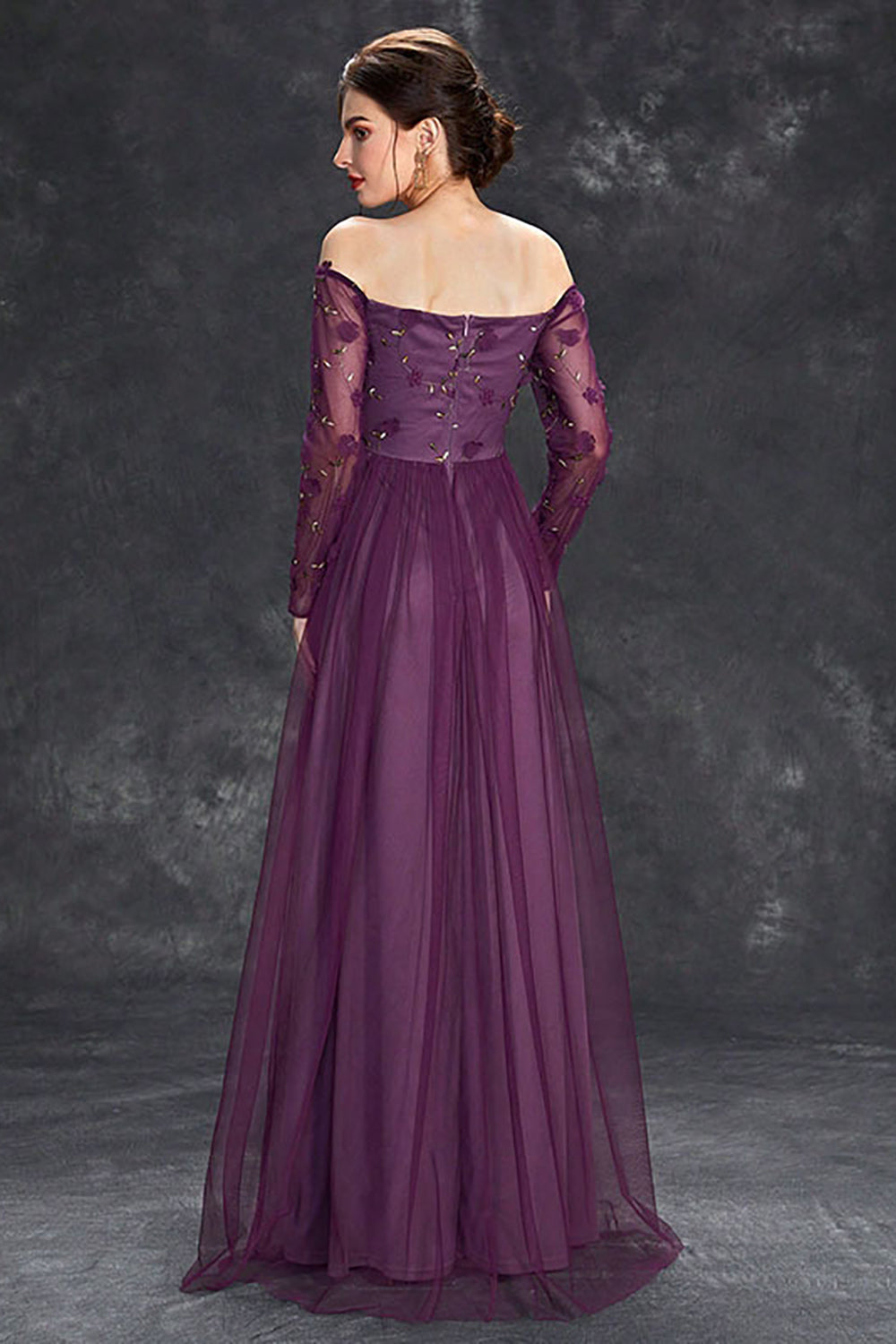 Vestido formal de tul morado oscuro con hombros descubiertos y mangas