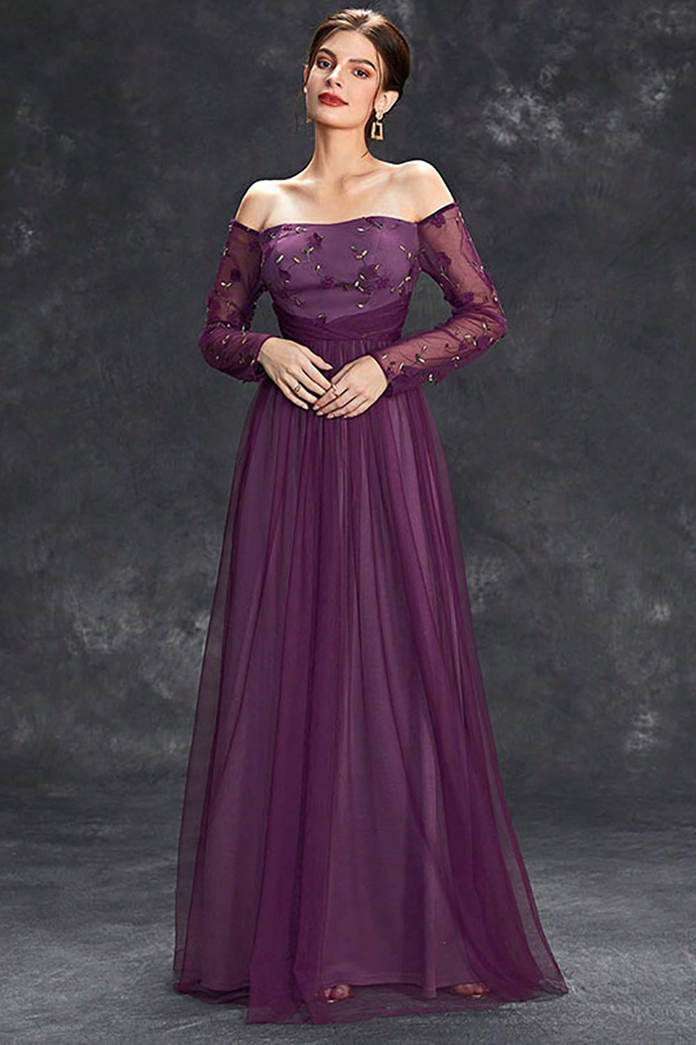 Vestido formal de tul morado oscuro con hombros descubiertos y mangas