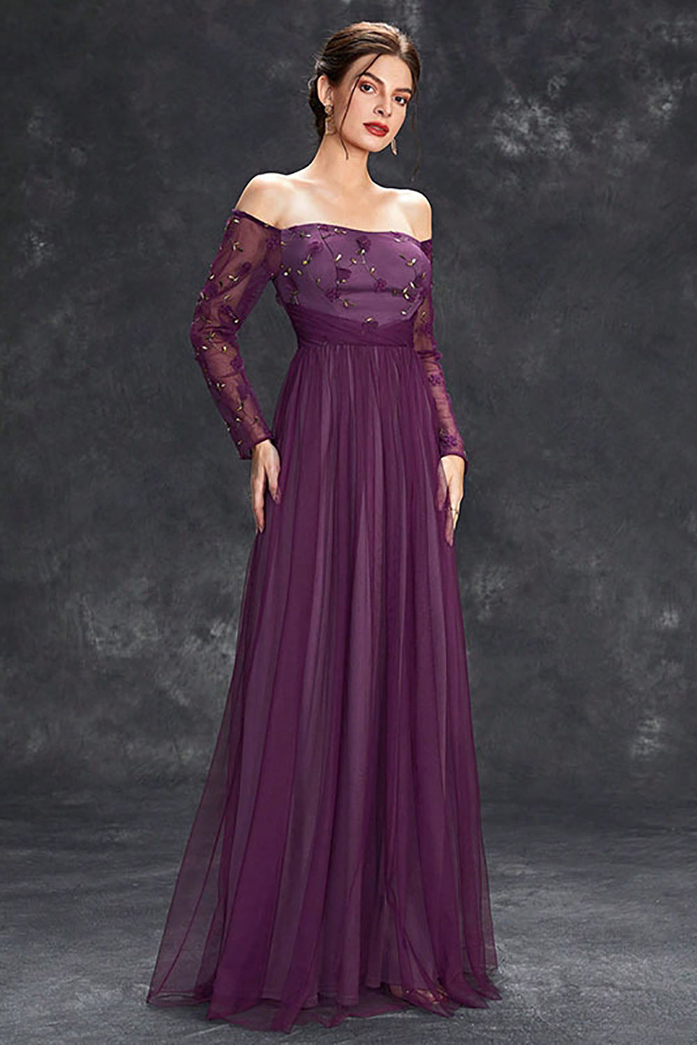 Vestido formal de tul morado oscuro con hombros descubiertos y mangas