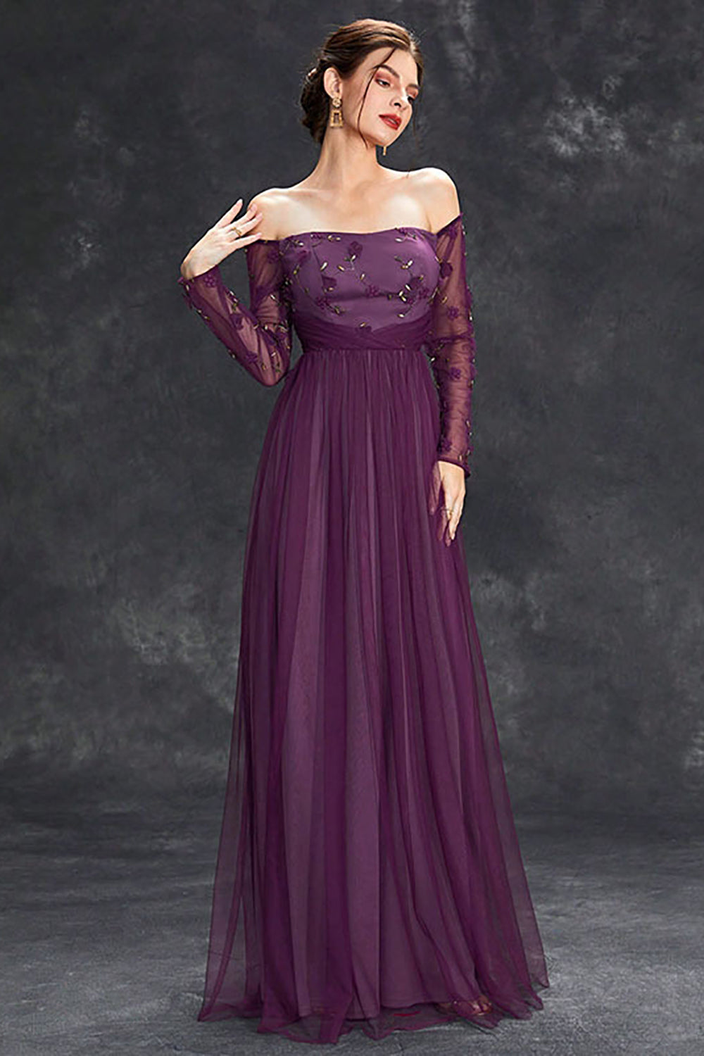 Vestido formal de tul morado oscuro con hombros descubiertos y mangas