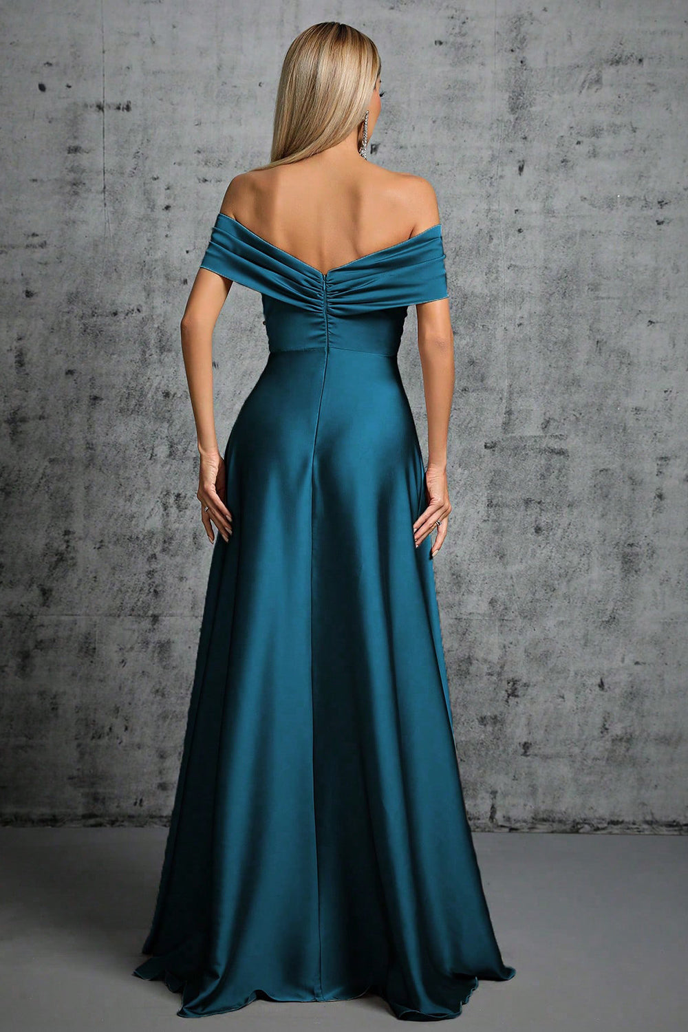 Vestido formal de satén azul pavo real con hombros descubiertos