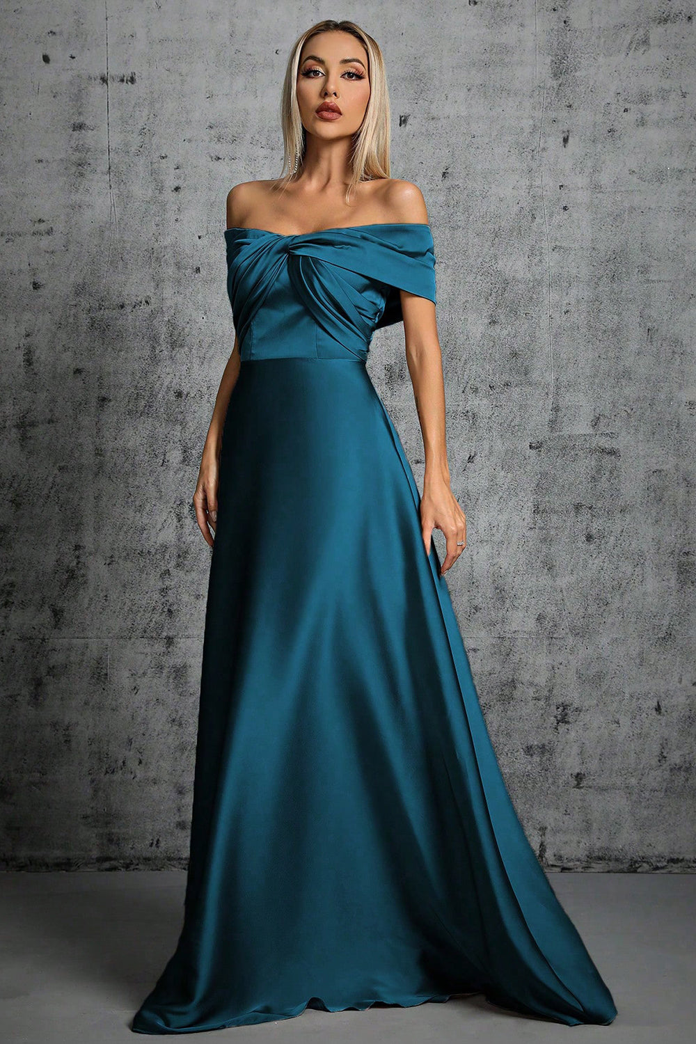 Vestido formal de satén azul pavo real con hombros descubiertos