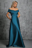 Vestido formal de satén azul pavo real con hombros descubiertos