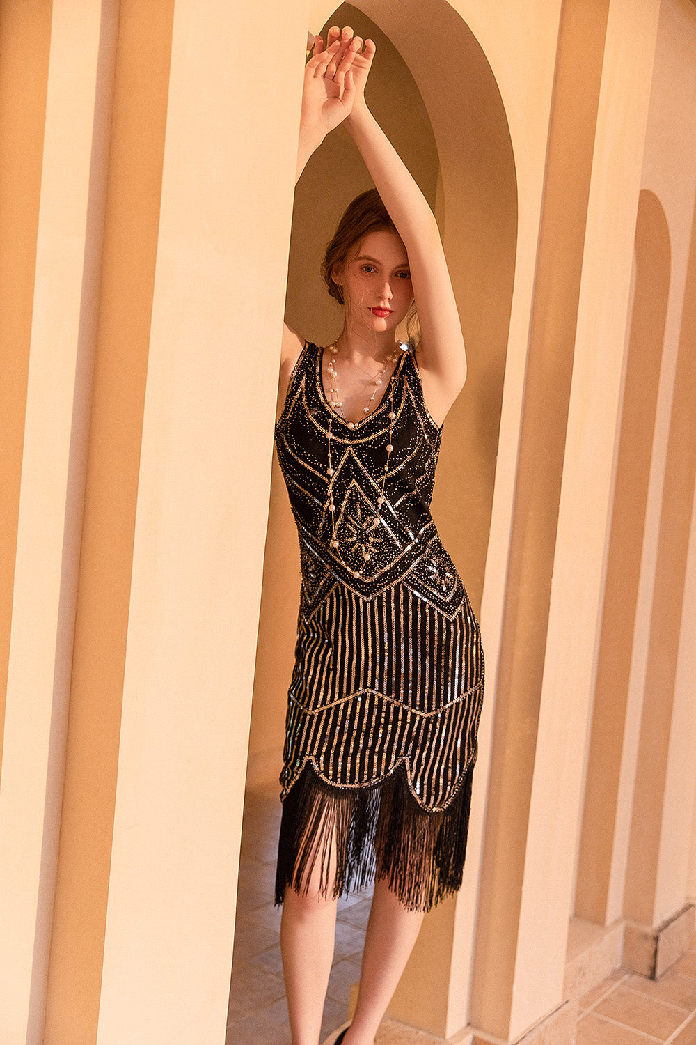 Vestido flapper Flapper de lentejuelas de vaina dorada negra brillante de la década de 1920 con flecos