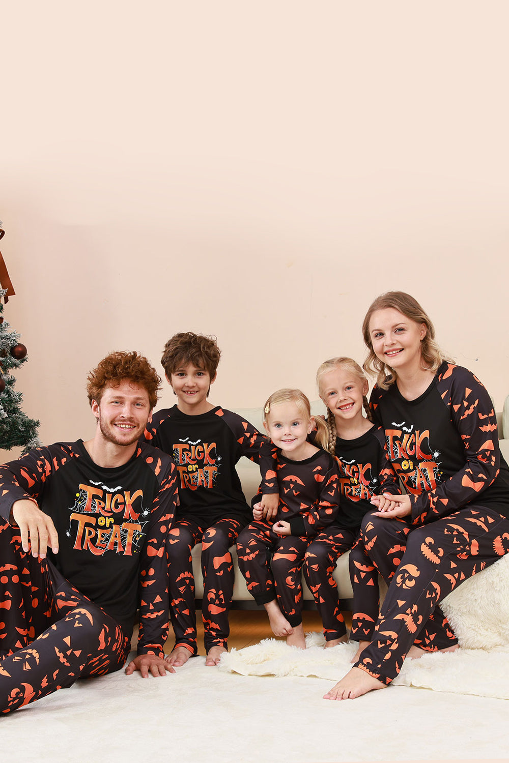 Conjunto de pijama familiar de Halloween estampado con estampado de truco o trato negro