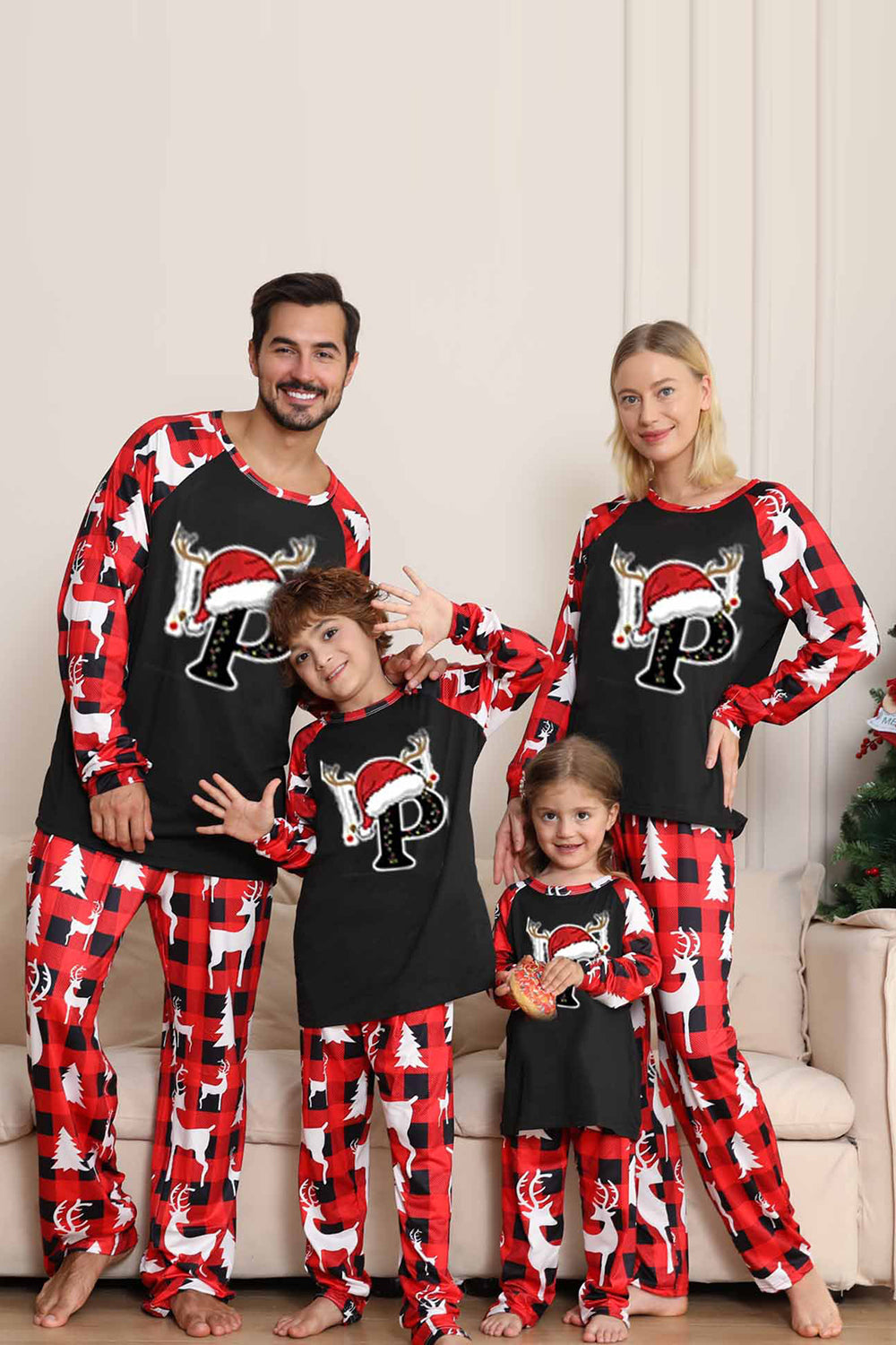 Pijama de Navidad familiar con estampado de árbol y ciervo negro y rojo