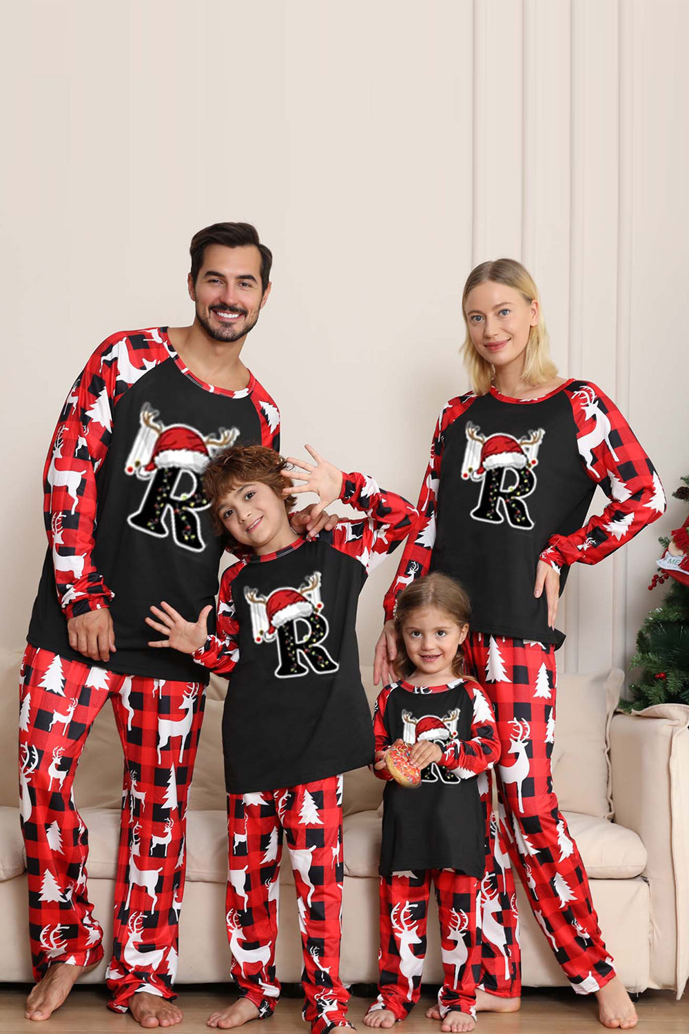 Pijama de Navidad familiar con estampado de árbol y ciervo negro y rojo