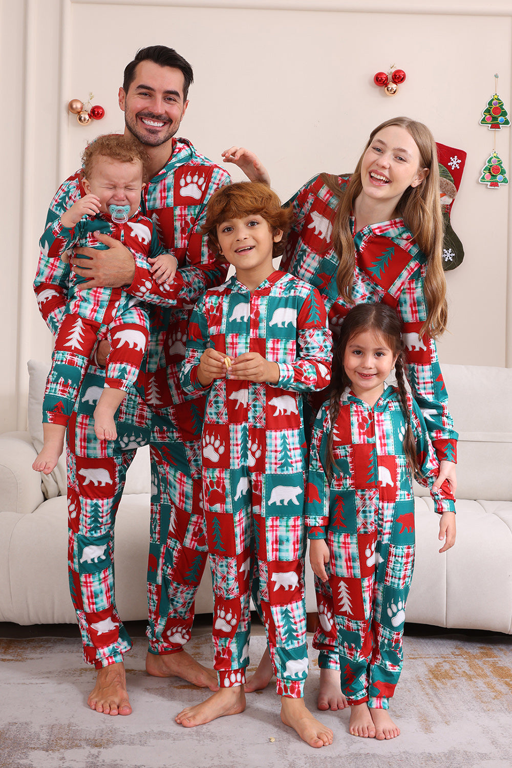Conjunto de pijama familiar con capucha navideña con bloques de color rojo y verde