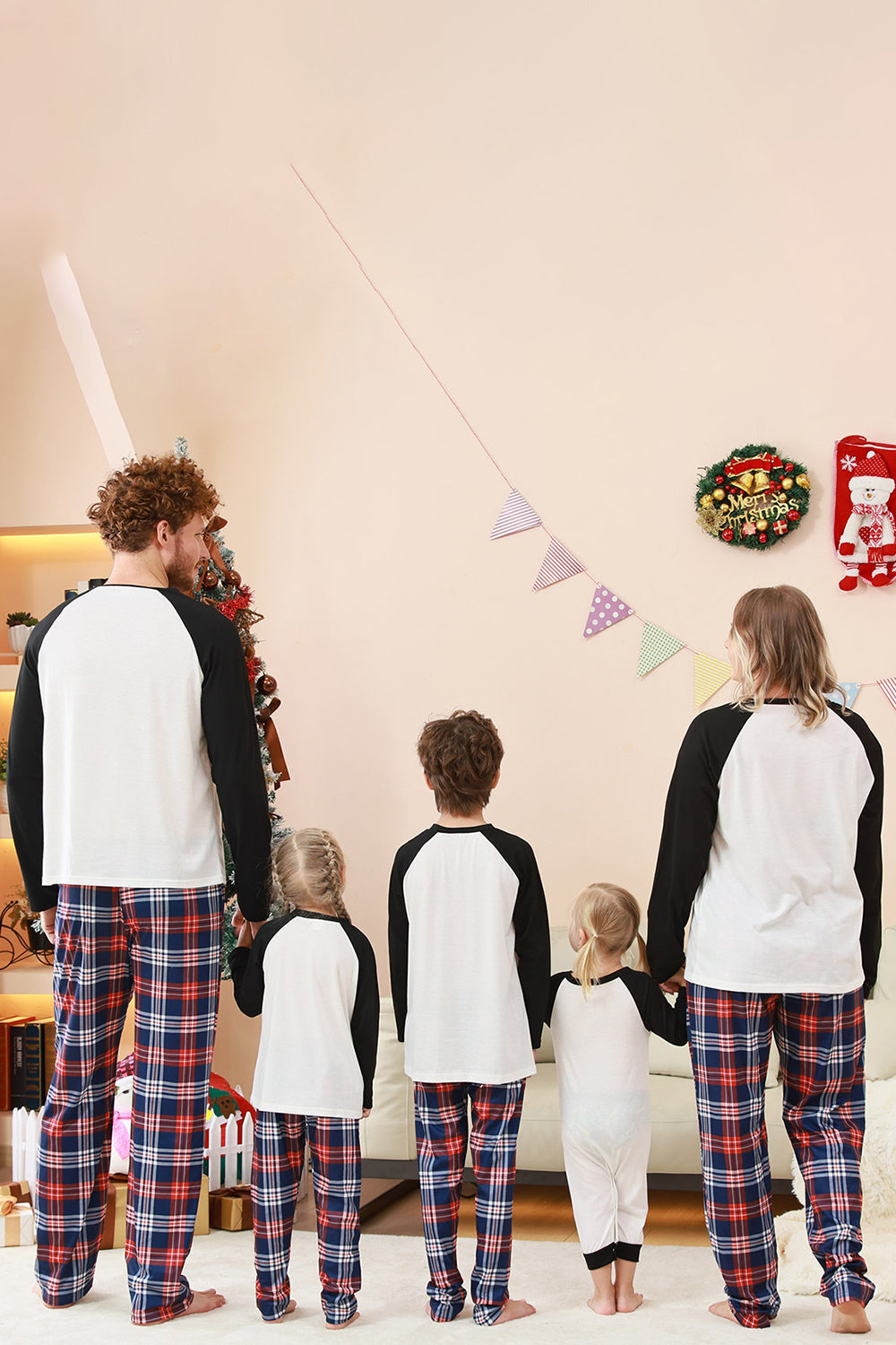 Pijamas de Navidad familiares con estampado de árbol en blanco y negro