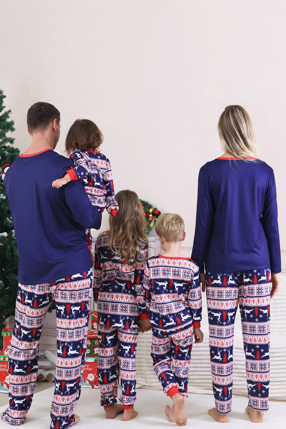 Pijamas de Navidad familiares con estampado rojo de invierno