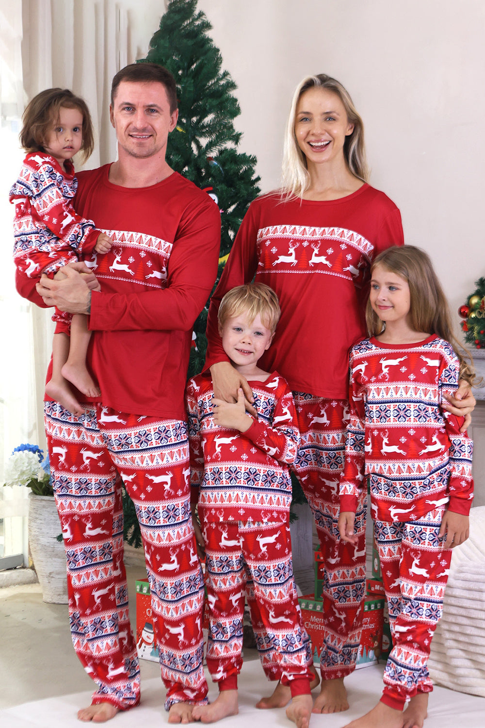 Pijamas de Navidad familiares con estampado rojo de invierno