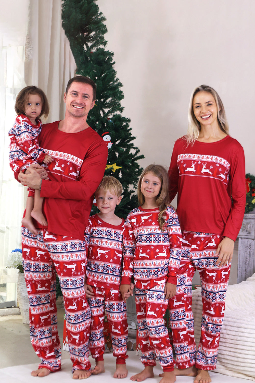 Pijamas de Navidad familiares con estampado rojo de invierno
