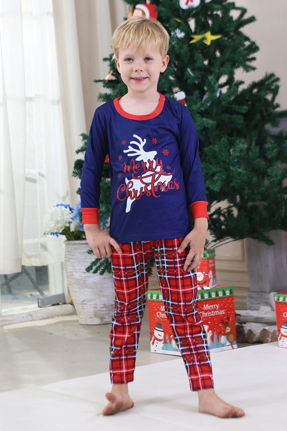 Pijamas familiares a juego de cuadros navideños con estampado azul real