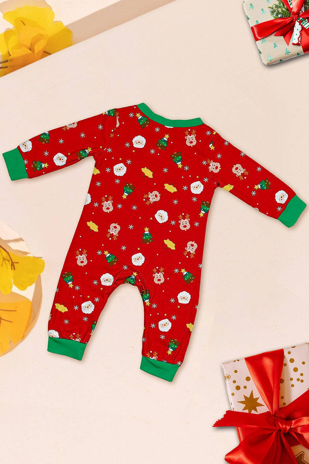 Conjunto de pijamas a juego para familias con estampado rojo acogedor de Navidad