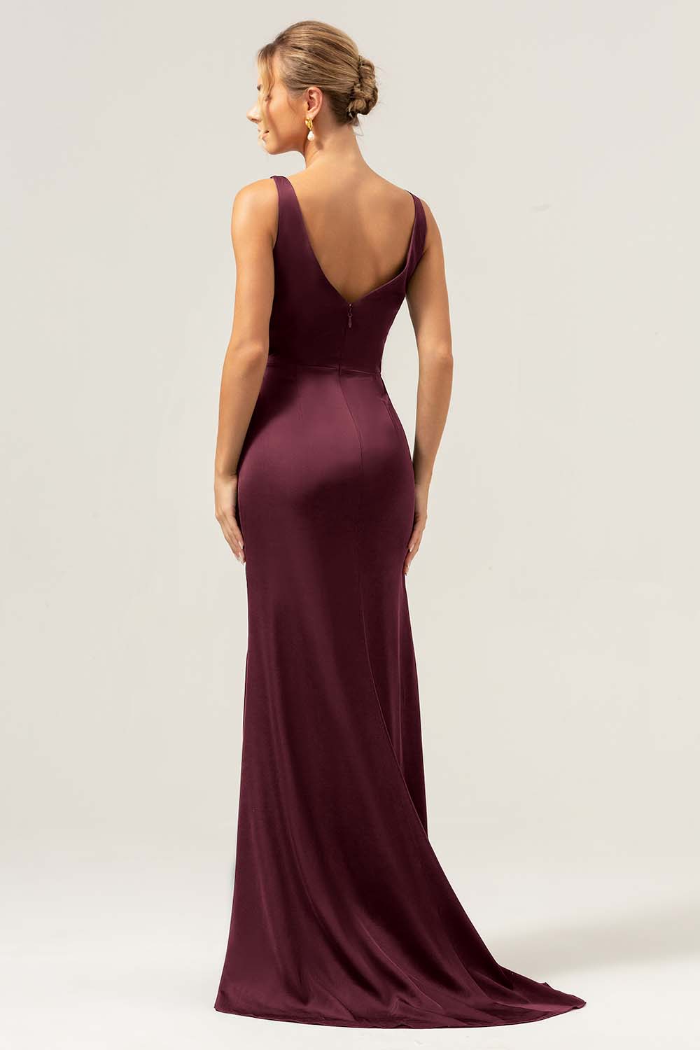 Vaina verde oscuro con escote en V Vestido de dama de honor fruncido alto-bajo con abertura