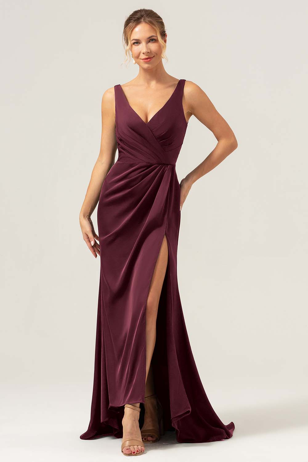 Vaina verde oscuro con escote en V Vestido de dama de honor fruncido alto-bajo con abertura