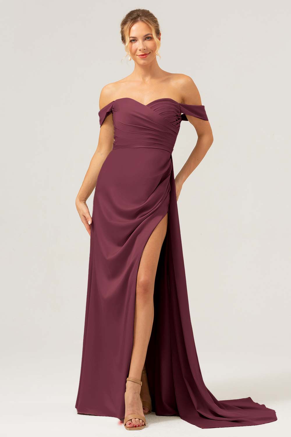 Sirena sabia con hombros plisados Vestido de dama de honor de satén con abertura