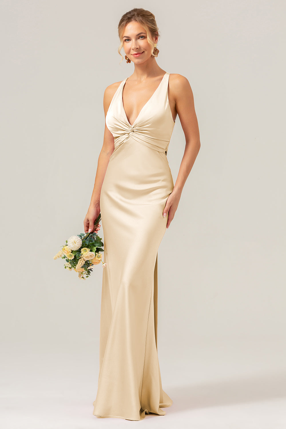 Vestido de dama de honor largo fruncido de satén fruncido con cuello en V de sirena rosa con encaje en la espalda
