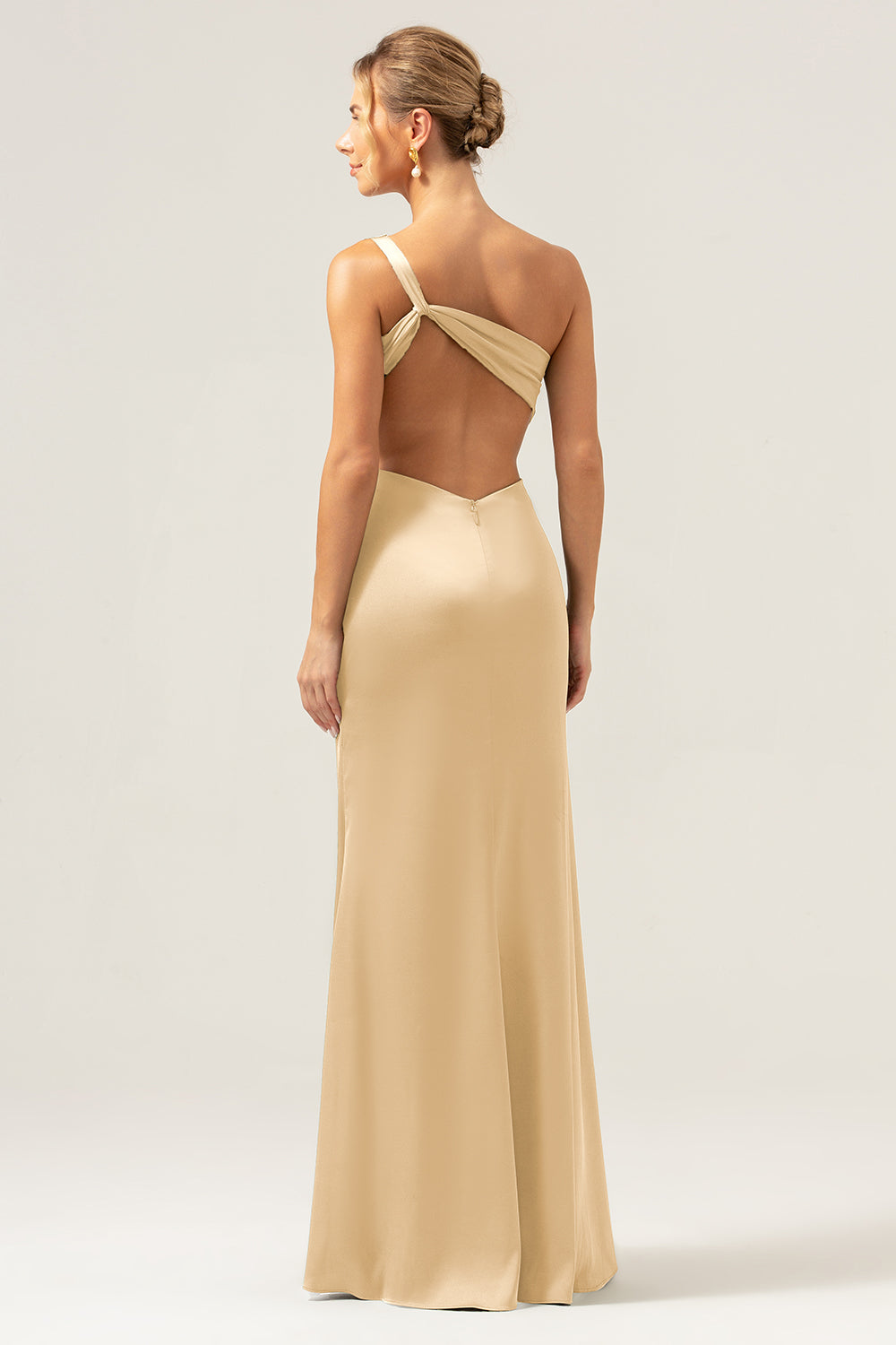 Vestido de dama de honor largo de satén sin espalda de sirena verde oliva de un hombro