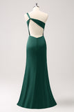 Vestido largo de dama de honor de satén de un hombro verde oliva